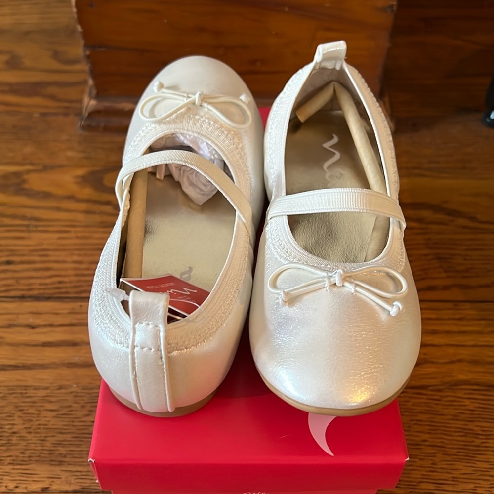 NWT Little girls ivory pearliz ballet flat